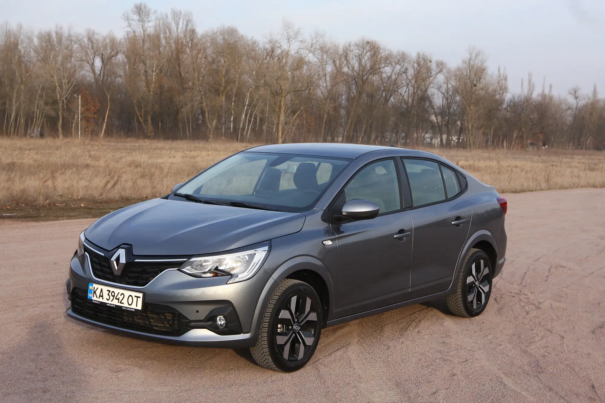 На смену "Логану": тест-драйв недорогого седана Renault Taliant