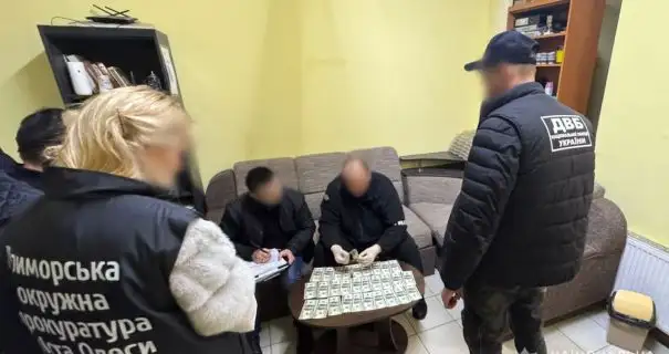 В Одесі поліція затримала чоловіка, який за 3000 доларів оформляв документи на постійне проживання іноземцям