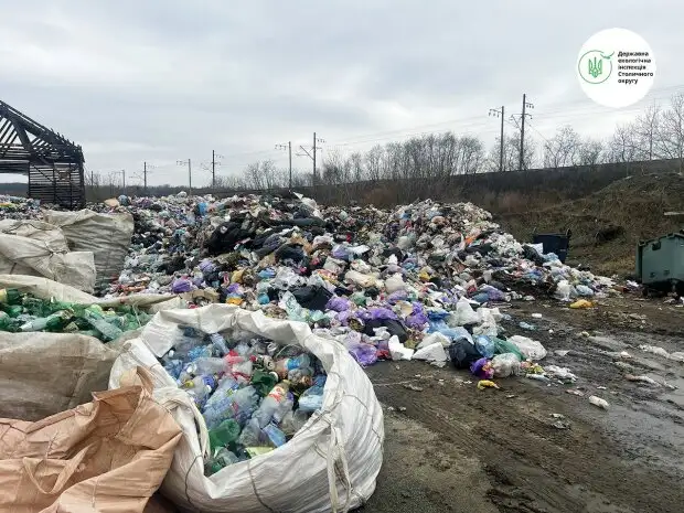 У Києві виявили величезне нелегальне сміттєзвалище – жителі Голосіївського району б’ють на сполох