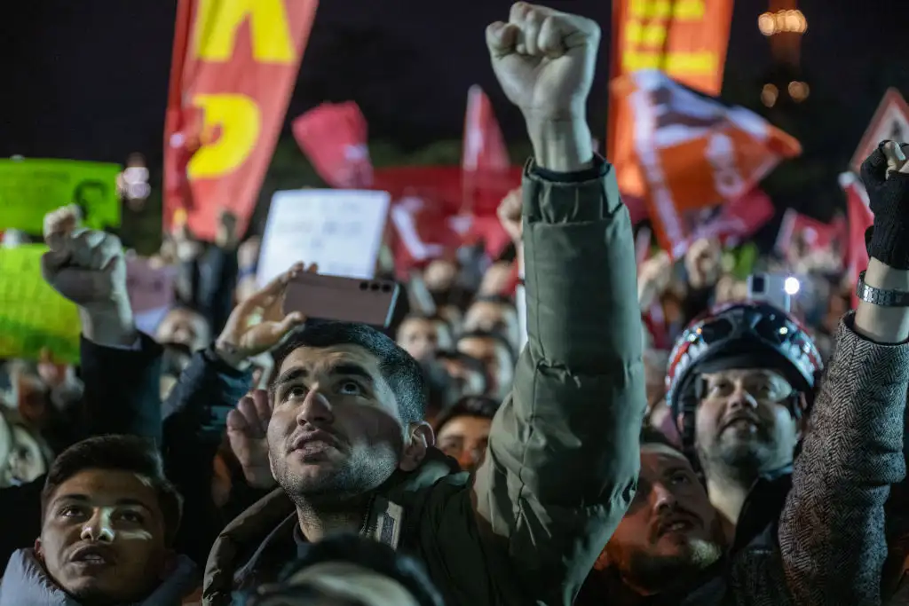 "Такого не видели годами": Стамбул охватили массовые протесты после ареста мэра Имамоглу (видео)