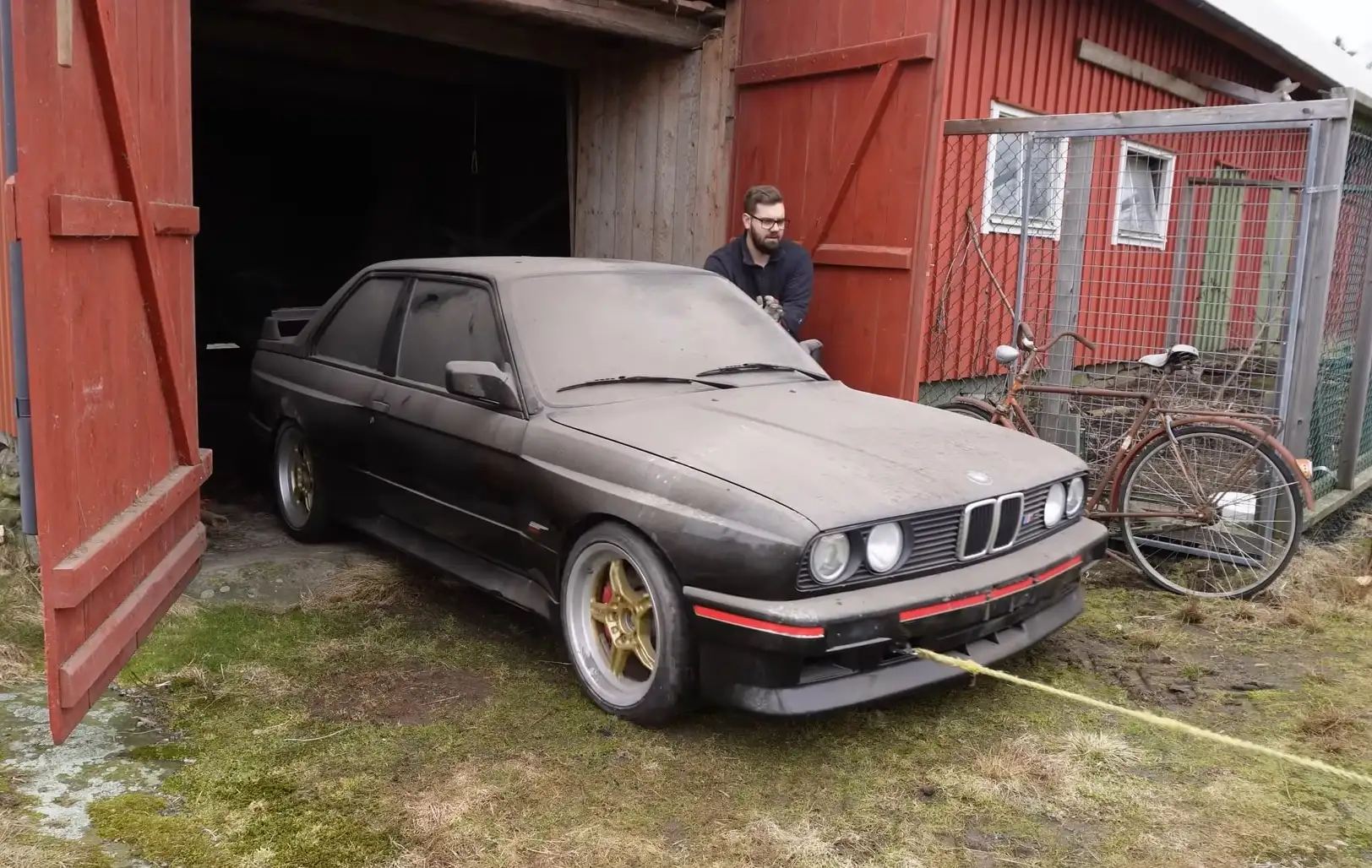 В старом сарае обнаружили культовый спорткар BMW 80-х за $200 000 (видео)