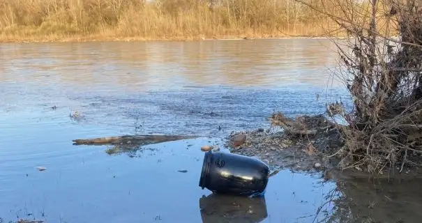 В Закарпатье пограничники обнаружили пластиковую бочку, которой злоумышленники пытались доставить в ЕС партию медикаментов и сигарет