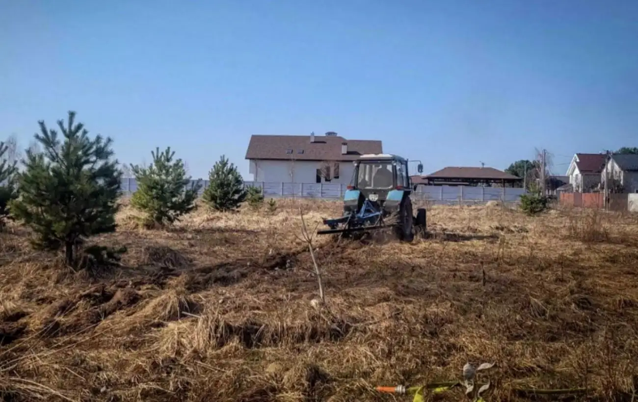 Вогонь наближався до будинків: рятувальники Київщини врятували з пастки трьох дітей