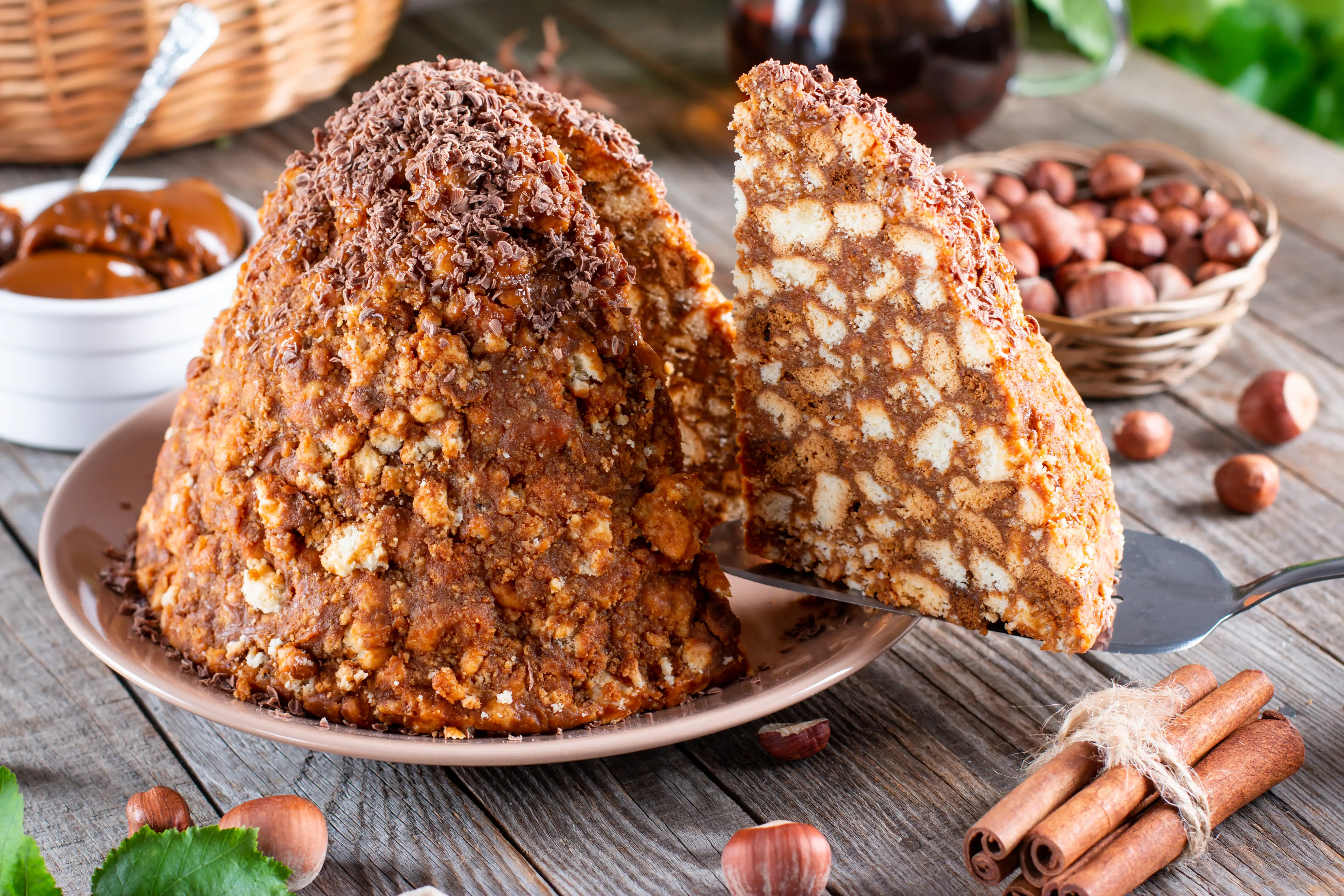 Классический торт "Муравейник": самый простой рецепт вкусного лакомства