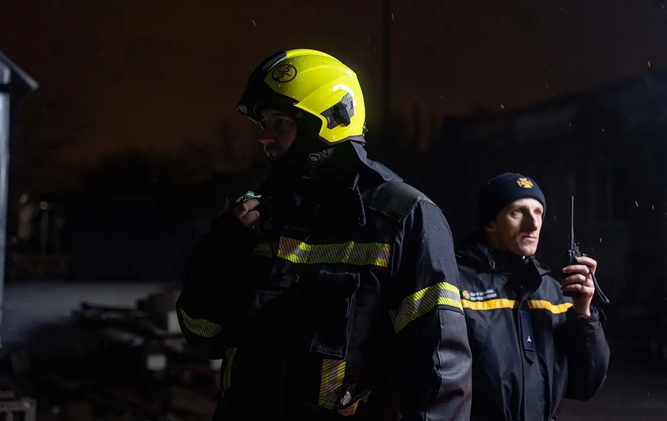 В Киеве обломки дрона упали на крышу жилого дома