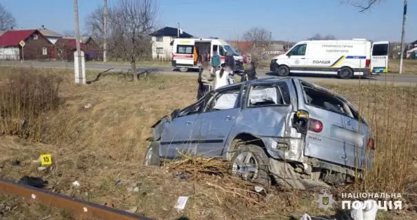 На Буковині легковик вилетів в кювет та перекинувся: загинули батько з сином