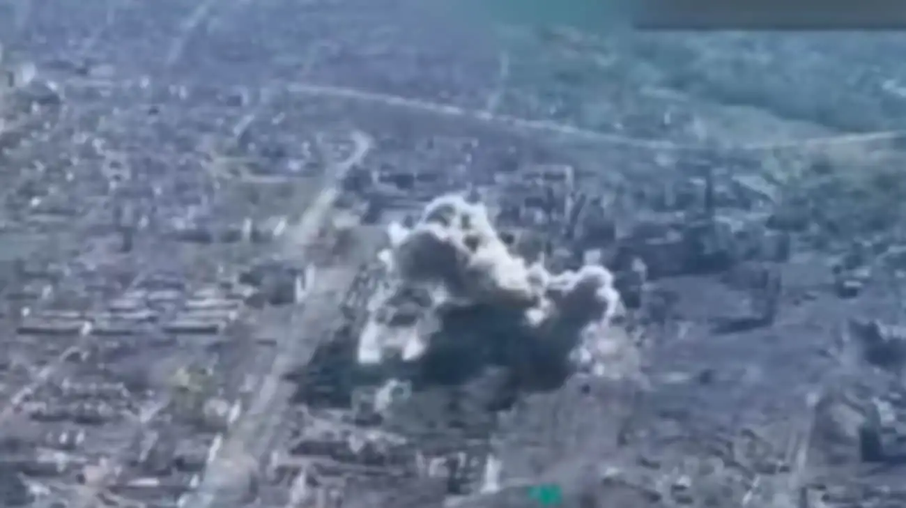 Ukraine's Air Force strikes Russian troop cluster in shelter in Toretsk, Donetsk Oblast – video