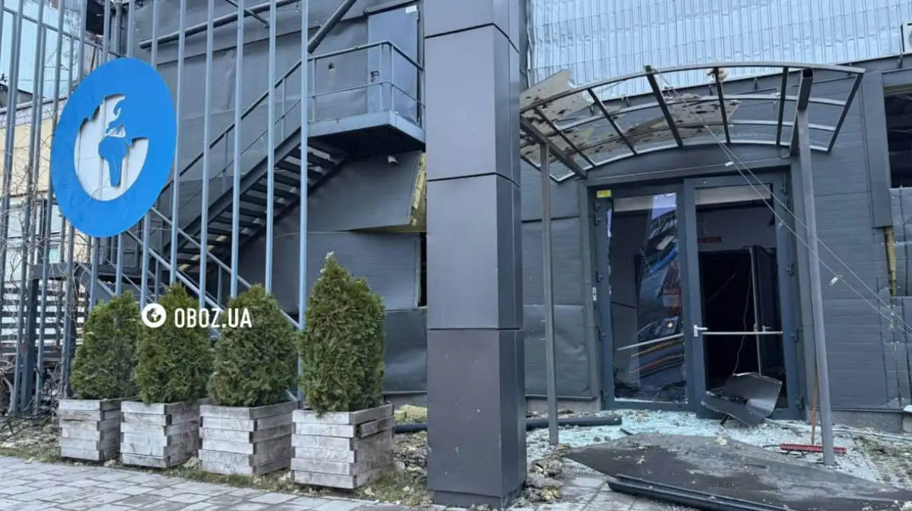 Russian attack damages office of Oboz.ua news agency in Kyiv – photos