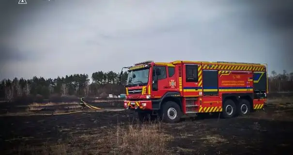 Під Києвом горять торфовища: рятувальники другу добу гасять пожежу