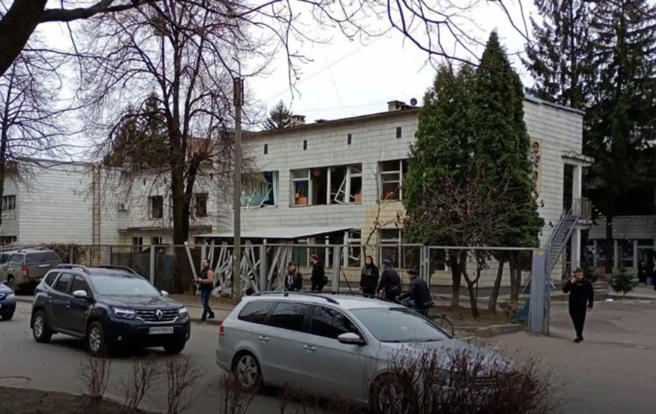 Под ударом многоэтажки, школа, много раненых. РФ ударила ракетой по центру Сум