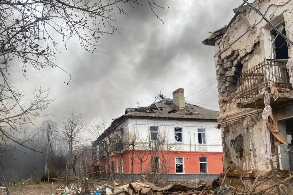 Russia attacked a school and high-rise buildings in Sumy with a missile — many injured and destroyed
