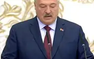 Лукашенко на инаугурации принес присягу с пятнами на пиджаке