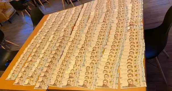Получили взятку в 230 тысяч гривен: на Киевщине объявили подозрение чиновнице и ее мужу