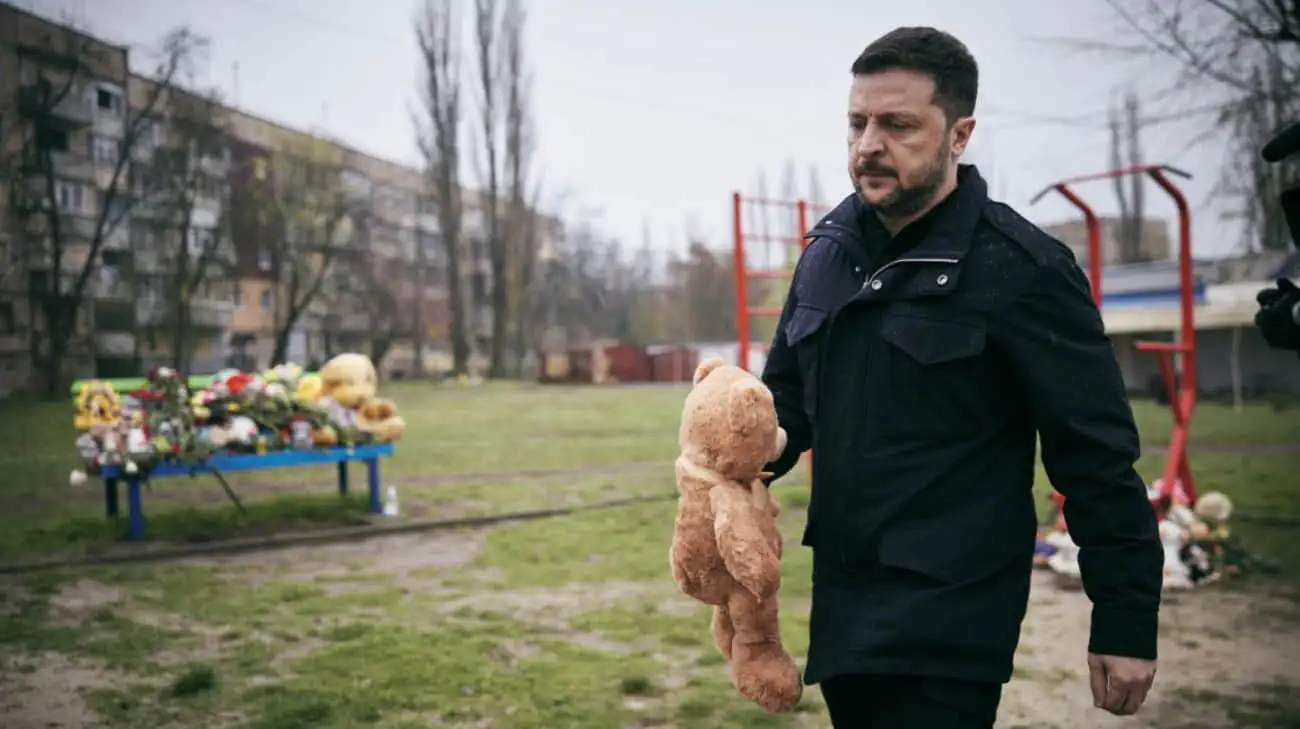 Zelenskyy honours memory of victims of Russian strike on 4 April in his hometown Kryvyi Rih – video