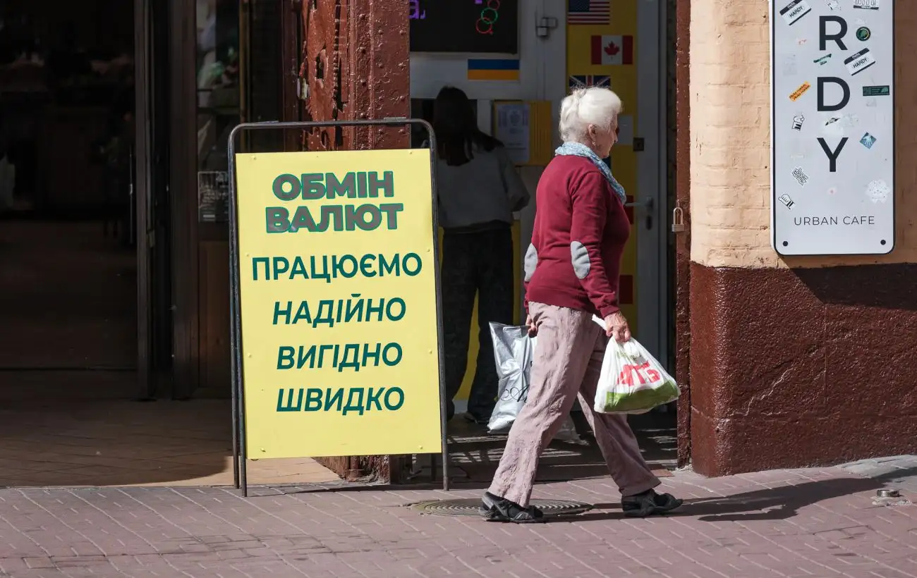 Доллар и евро резко подешевели: НБУ установил официальные курсы