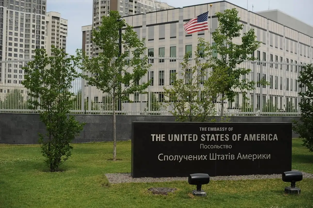 "Должны уехать": посольство США в Украине опубликовало сториз об аннулировании визы