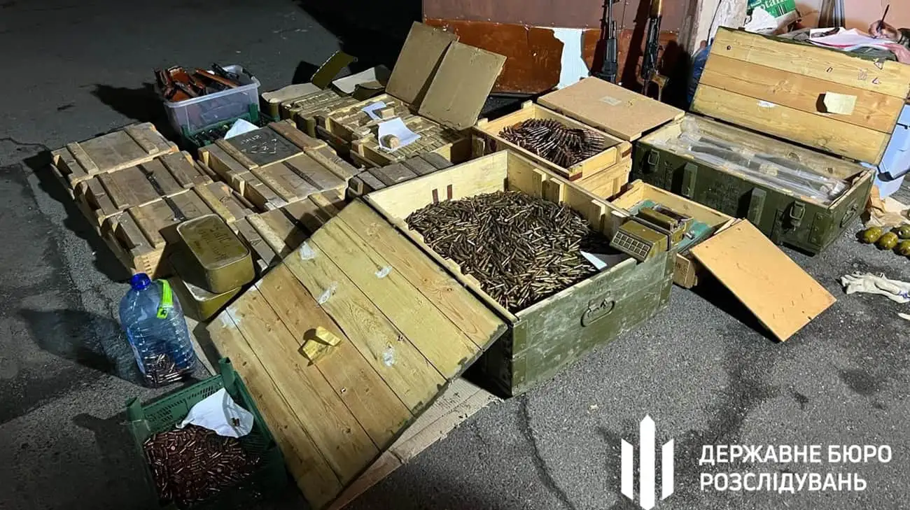 У середмісті Києва виявили сховок зі зброєю: власником був правоохоронець та його батько – ДБР