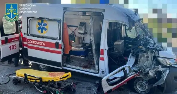 Росіяни скинули вибухівку на "швидку" в Херсоні: постраждали медики