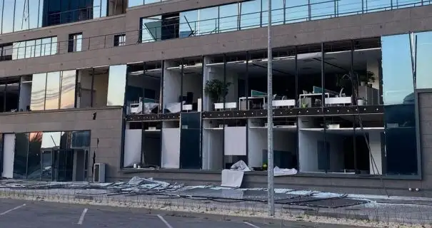 Ракетний удар по Дніпру: пошкоджені фітнес-центр, готель та офіс