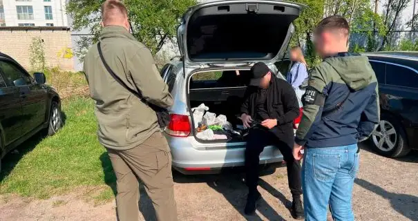 В Киеве задержали правоохранителя, который за 15 000 долларов переправлял мужчин в Польшу