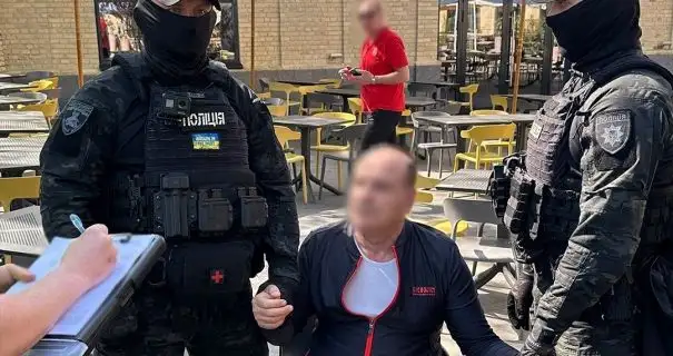 В Одесі поліцейські затримали псевдоадвоката, який за 15 000 доларів обіцяв звільнити від військової служби