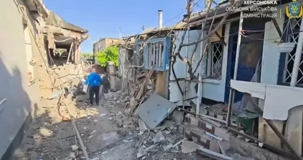 Ночная атака на Херсон: российский снаряд попал в дом, есть пострадавшие