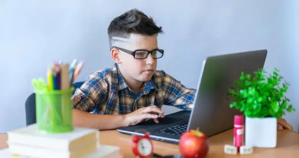 Родители школьников смогут работать дистанционно: президент подписал закон