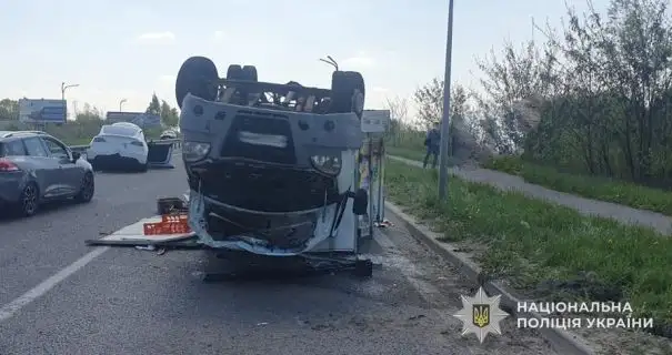 Под Львовом столкнулись Tesla, "Жигули" и "ГАЗель": пострадали два человека