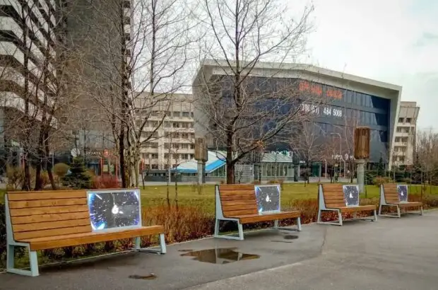В Киеве лавочки превратят в рекламные панели: первые недоумевающие реакции горожан