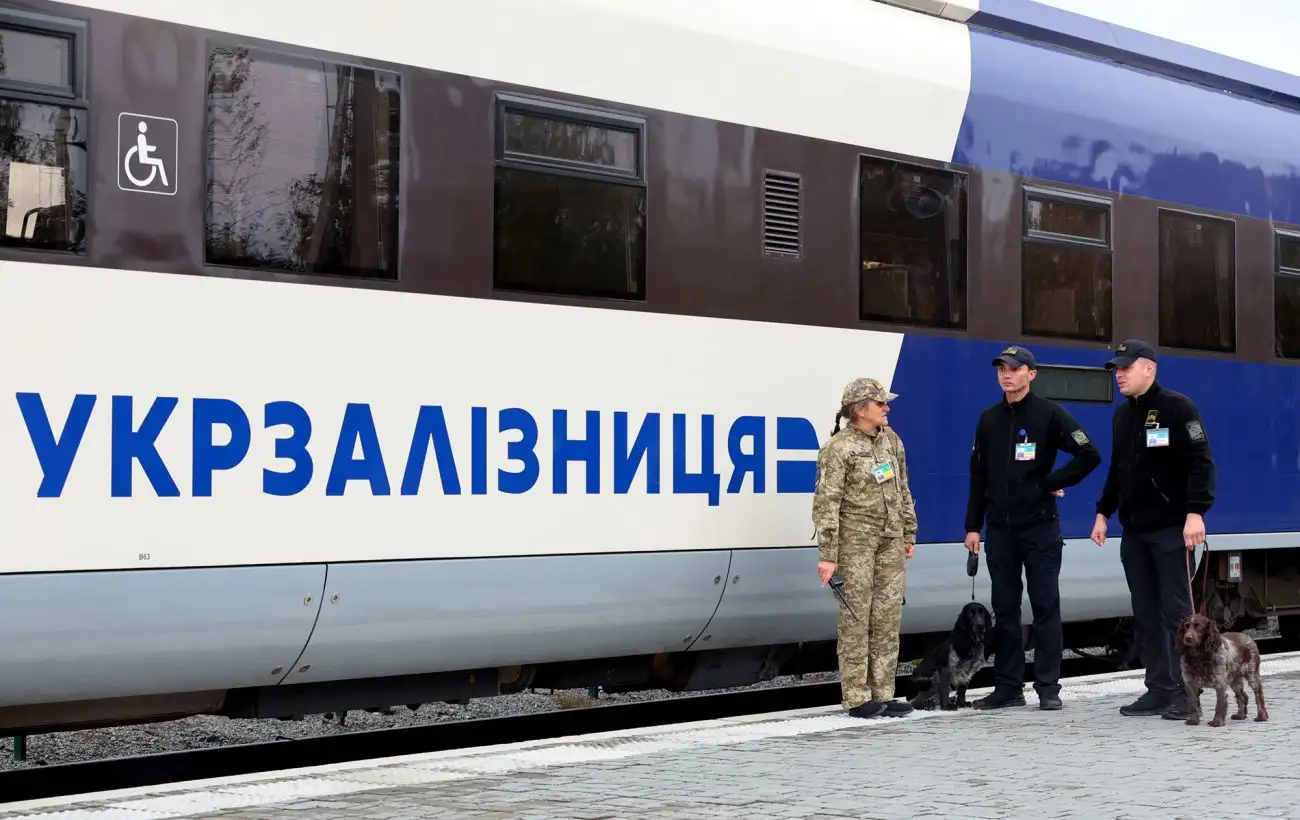 Дроны попали по железной дороге в Одесской области: погиб работник, что с движением поездов