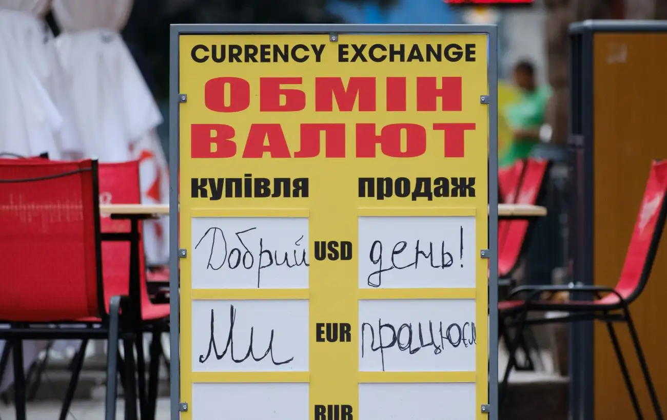 Сколько стоят доллар и евро 1 мая: обменники выставили новые курсы