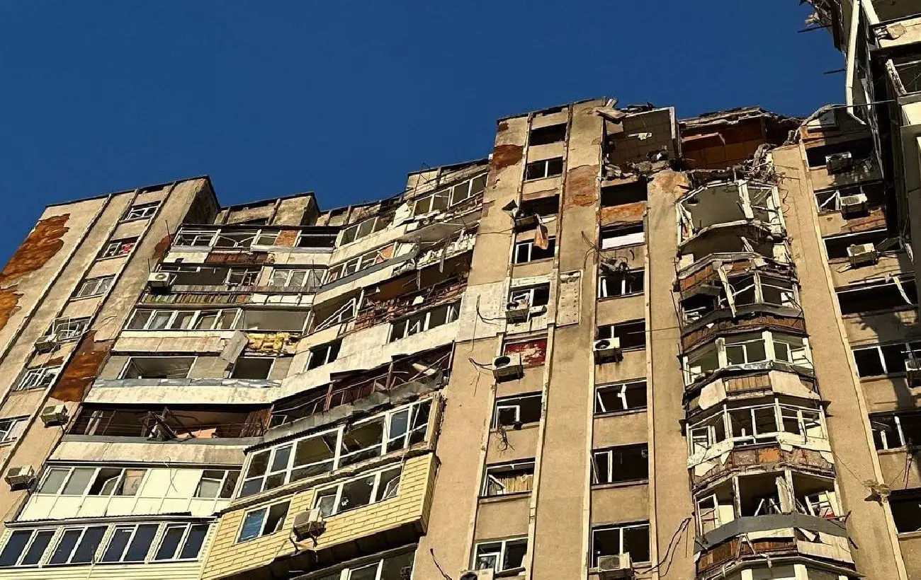 "Шахед" влетел в 16-этажку. Фото и видео из Одессы после атаки дронов
