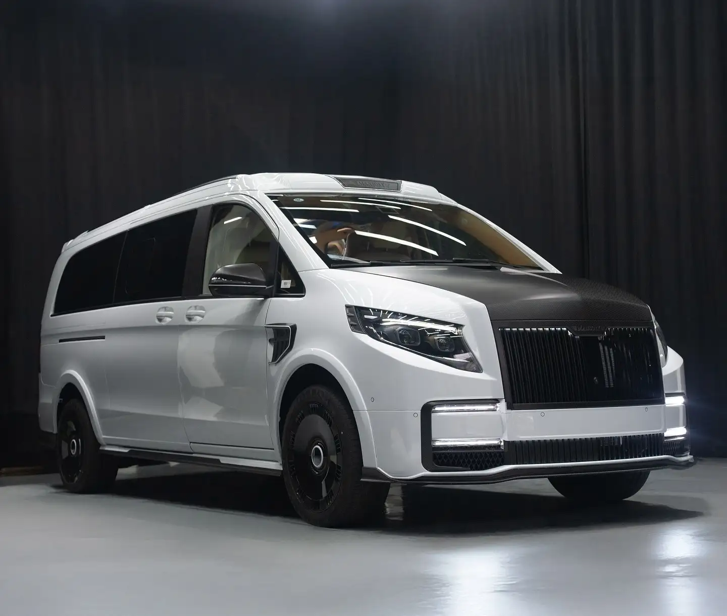 Премиальная "маршрутка": Mercedes V-Class превратили в роскошный дворец на колесах (фото)