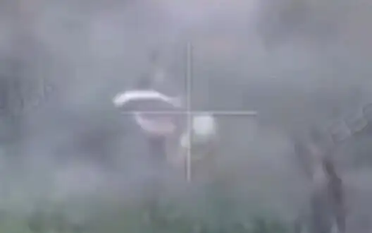 Russian soldier steps on anti-personnel mine, bandages his leg and shoots himself with automatic rifle. VIDEO