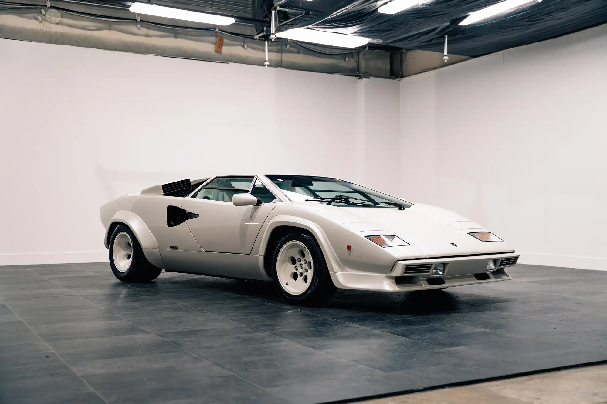На аукцион выставили легендарный суперкар Lamborghini 80-х в новом состоянии (фото)