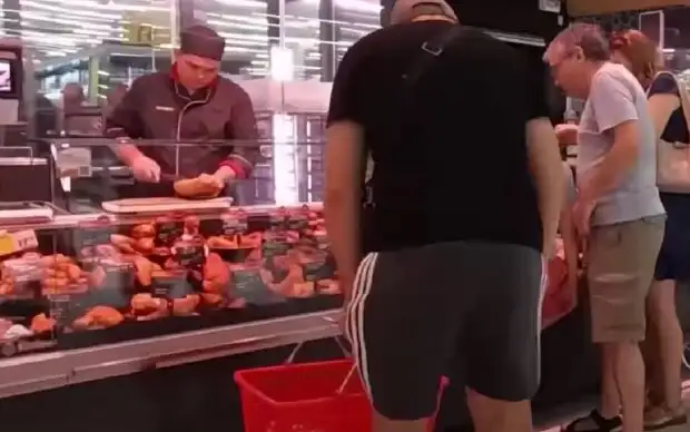 Сосиски, сардельки и колбасы по новым ценам: что можно купить дешевле