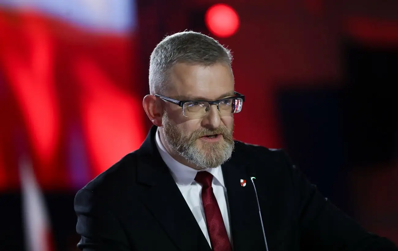 В Польше пророссийский кандидат в президенты сорвал флаг Украины с ратуши