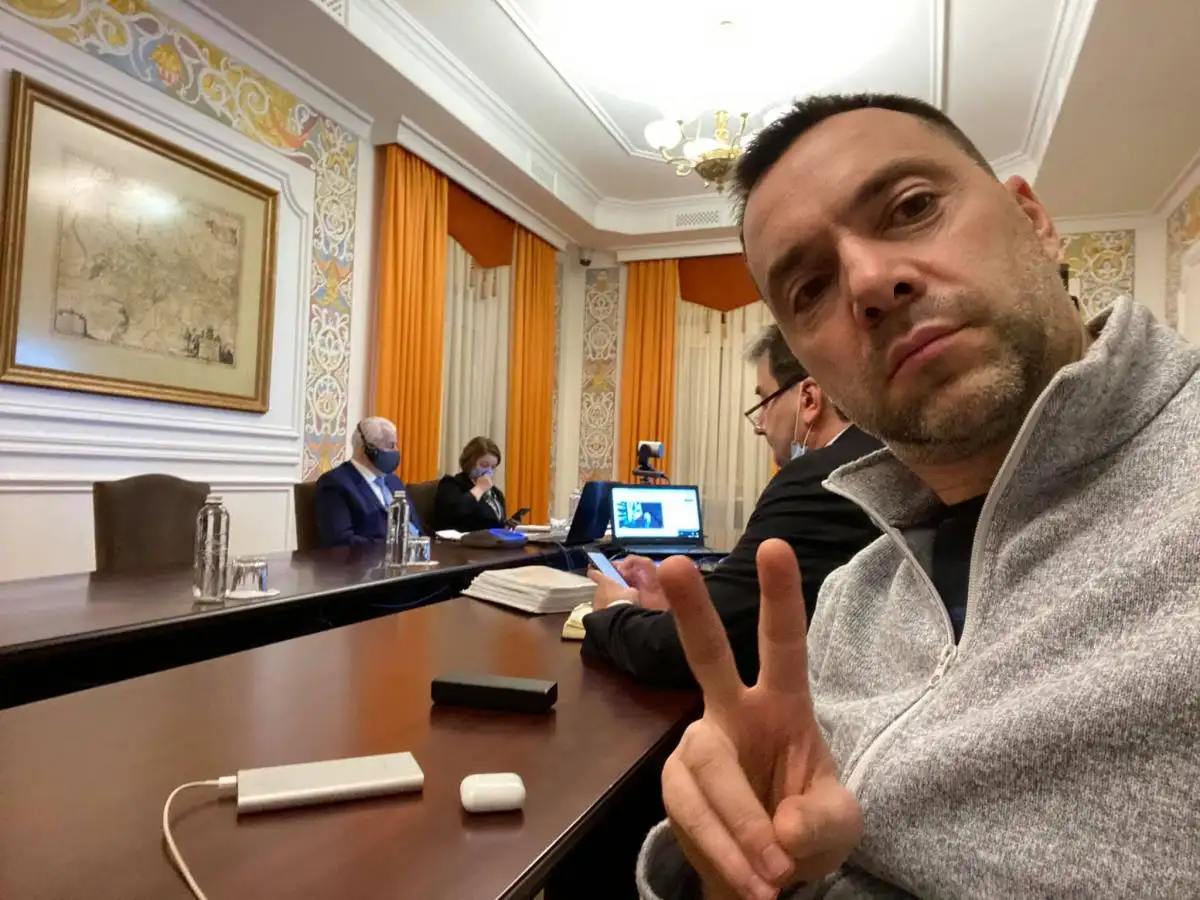 Арестович, Олешко и Бондаренко: Зеленский ввел новые санкции (документ)