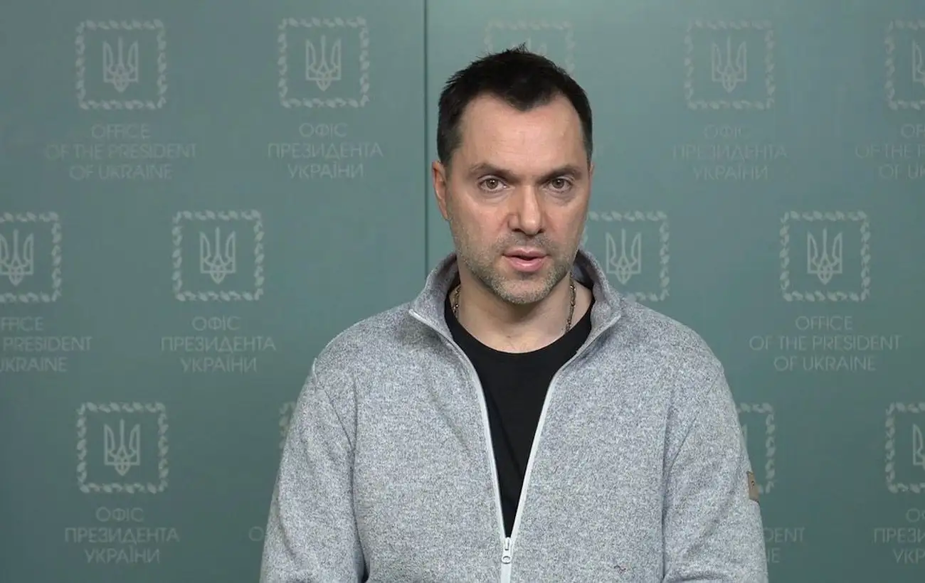 Арестович в списке. Зеленский утвердил новый пакет санкций