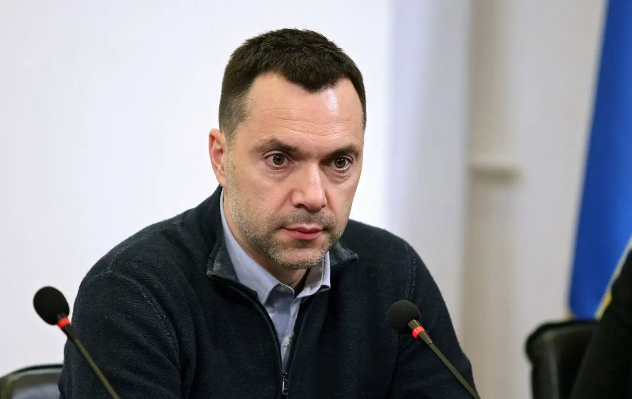 Арестович у списку. Зеленський затвердив новий пакет санкцій