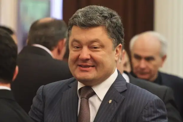 В річницю «Тисну руку! Обіймаю!» Порошенко знову підіграв путіну: порівняв його з Трампом, – експерт