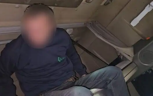 Border guards detain violator who tried to cross border hidden in truck’s sleeper cab. VIDEO+PHOTOS