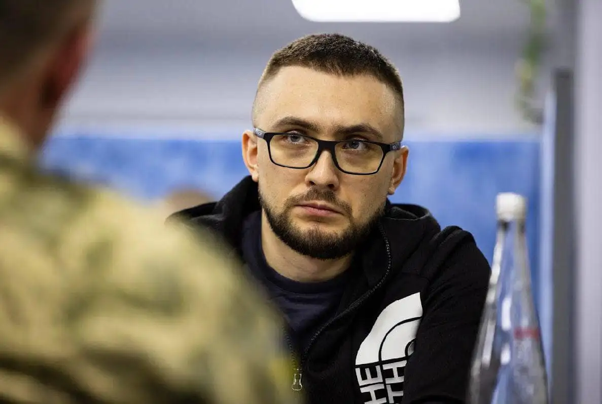 Сергей Стерненко показал первое фото из больницы после ранения: как выглядит блогер
