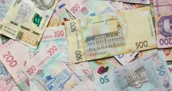 Чекала на подарунок від залицяльника з Англії: в Івано-Франківській області аферист обманув жінку на понад 300 тисяч