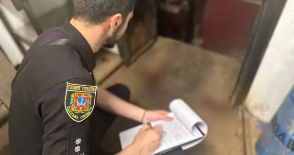 В Одессе в шахте лифта супермаркета нашли тело грузчика