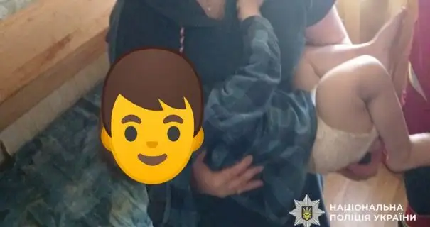 В Херсоне 2-летний малыш выпал из окна многоэтажки: мать забрала сына и заперлась в квартире