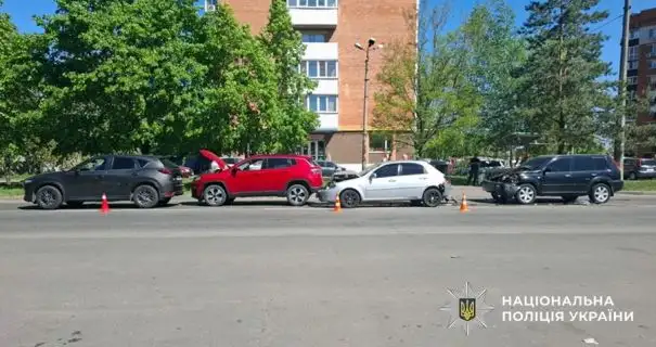 В Полтаве столкнулись четыре иномарки: пострадала женщина-водитель