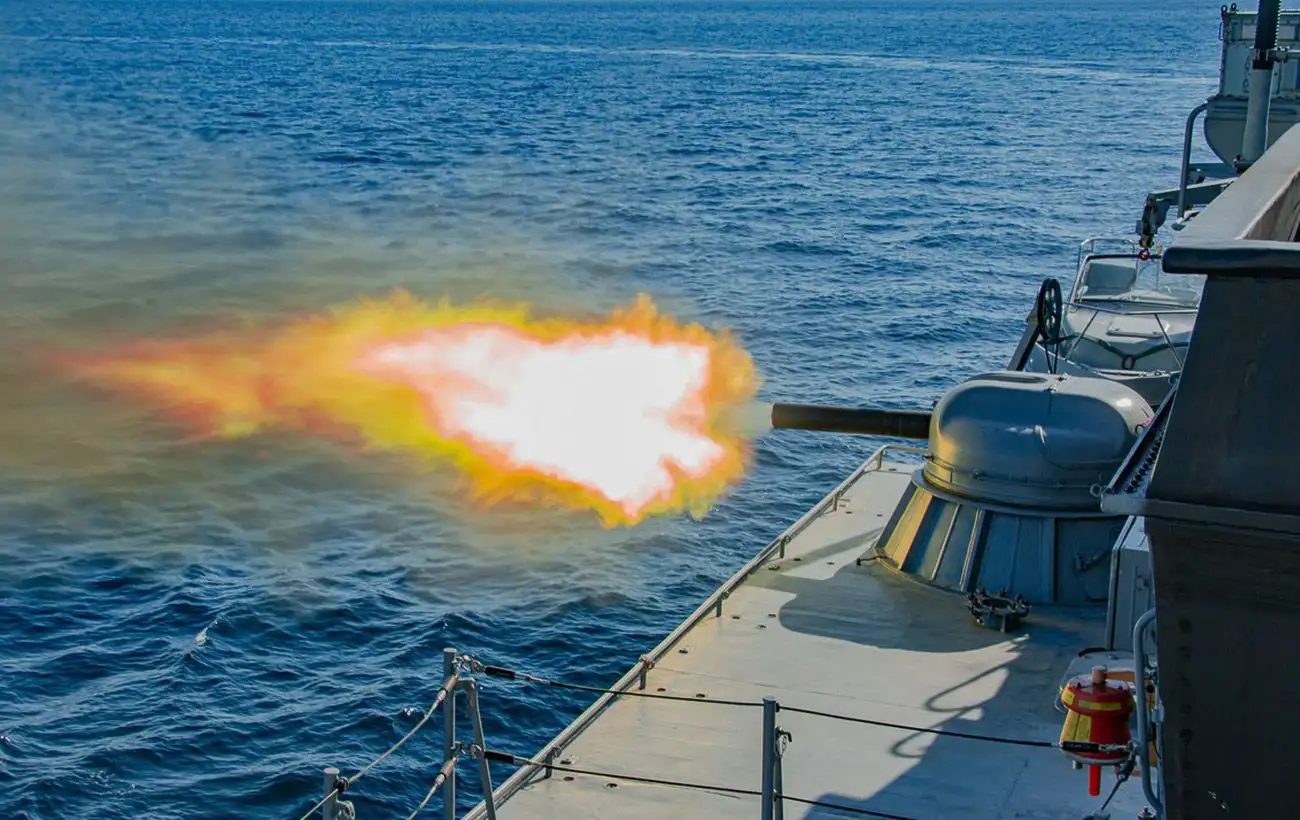 РФ вывела в Черное море более десятка кораблей: какой залп "Калибров"