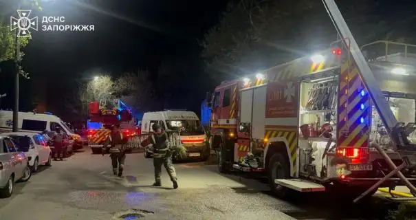 У Запоріжжі росіяни атакували локомотиворемонтний завод: виникла пожежа