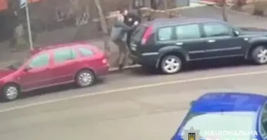 У Києві чоловік накинувся з кулаками на інспектора паркування
